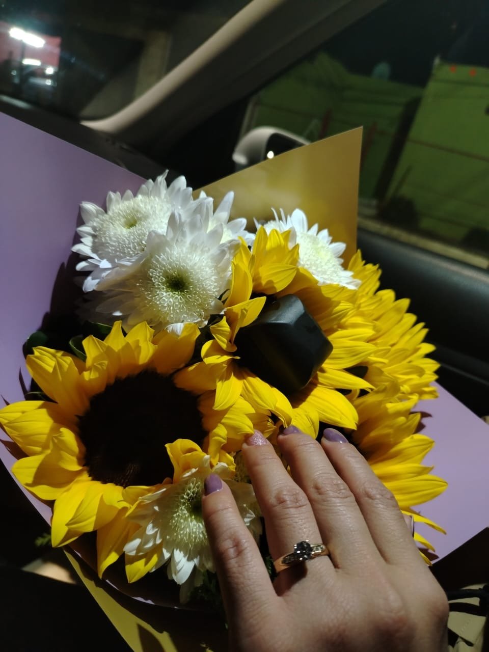 Anillo de compromiso y girasoles